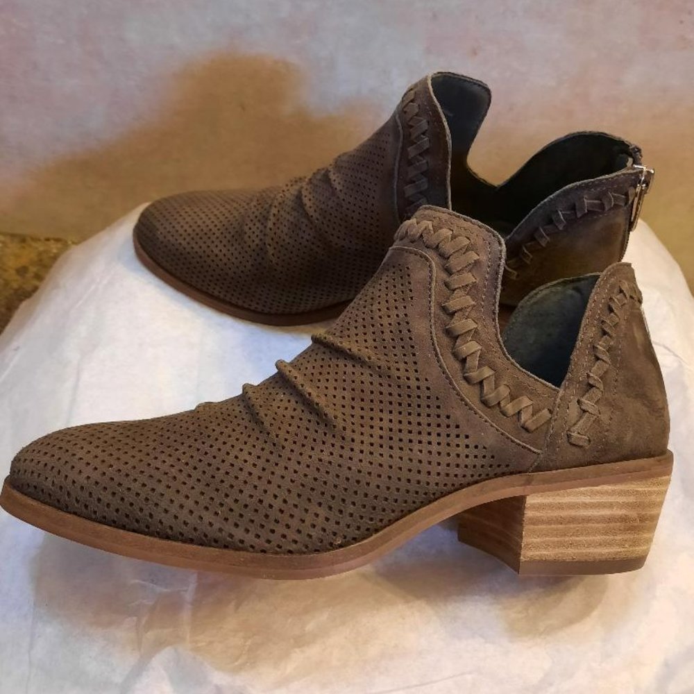 VINCE CAMUTO PALMINA LUX KID SUEDE BOOTIES   7M
